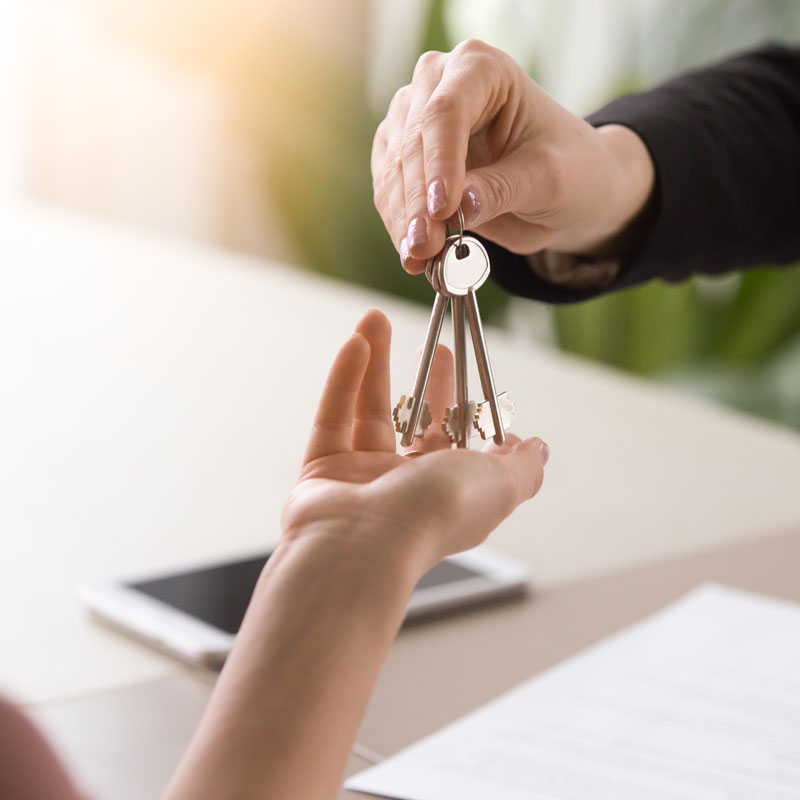 Acheteur recevant les clés d'une construction résidentielle | Construction Trivia